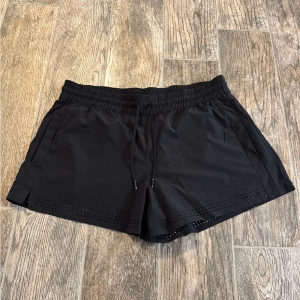 Athleta Baja Perforated Laser Cut Featherweight Stretch Shorts size 14 black